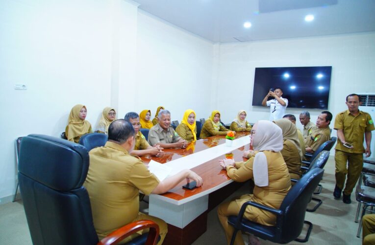 Pastikan Layanan Berjalan Baik, Pj Bupati Sandi Fahlepi Kunjungi Kantor Dinas Koperasi dan UMKM