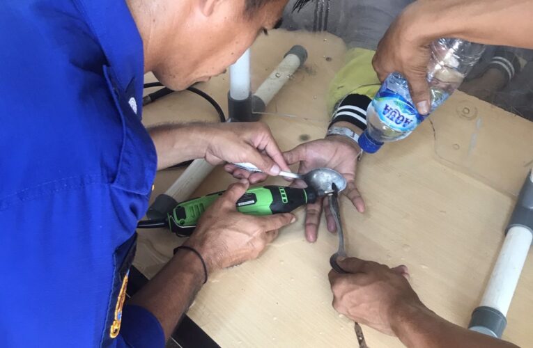 Personil Posko induk kecamatan sekayu berhasil melepaskan cincin ditangan milik seorang ibu
