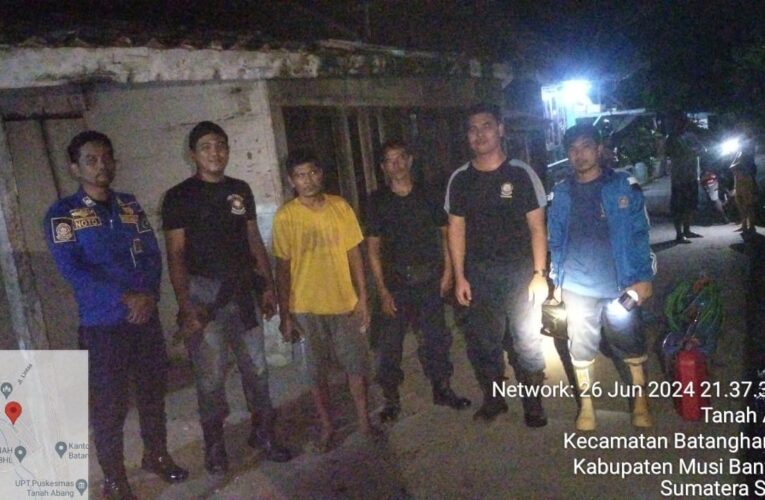 Damkar Muba Hancurkan Sarang Tawon di dalam Rumah Warga