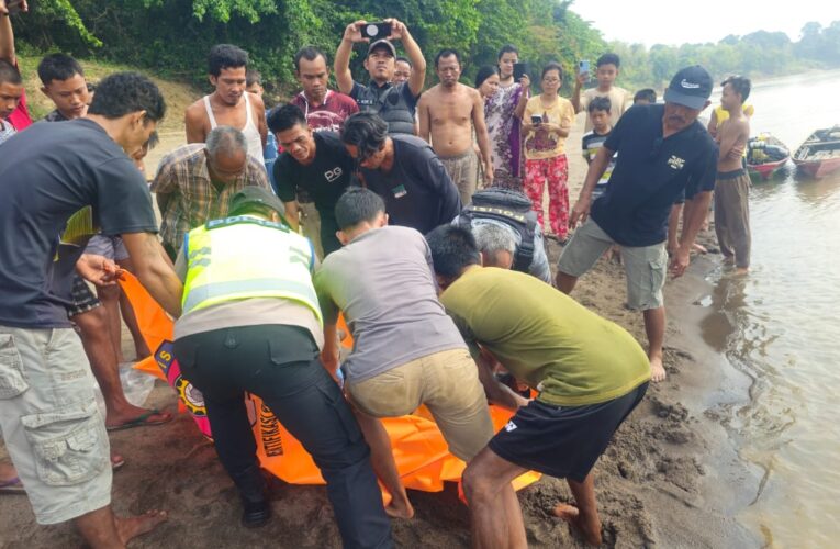 heboh adanya penemuan mayat seorang laki-laki  tanpa identitas mengapung Sungai Musi