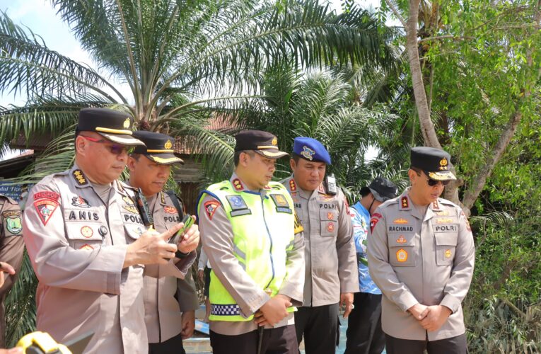 Kapolda Sumsel Irjen Pol A. Rachmad Wibowo Cek jembatan Lalan Yang Roboh
