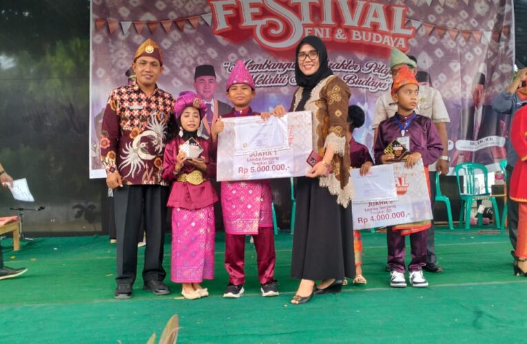Qais dan Calista Sabet Juara 1 Lomba Senjang