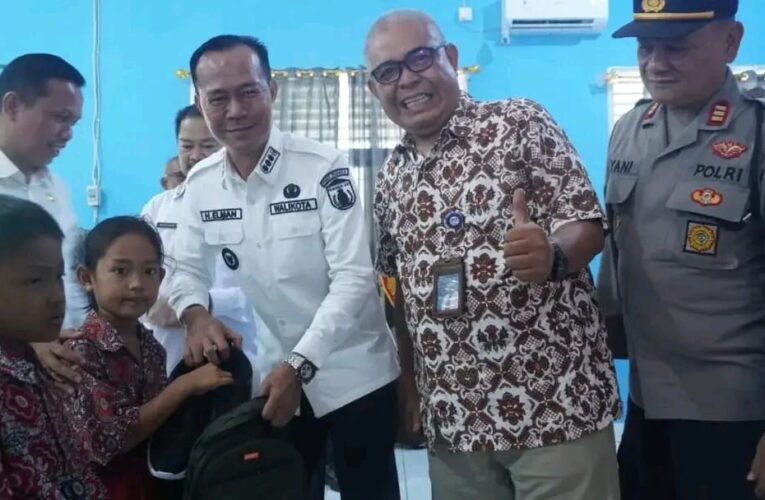 Penjabat Walikota Prabumulih H. Elman, ST, MM menghadiri acara ini didampingi Kepala Disdikbud Kota Prabumulih dan Pimpinan Pertamina Field. PT Pertamina Field Produktif memberikan bantuan paket perlengkapan sekolah