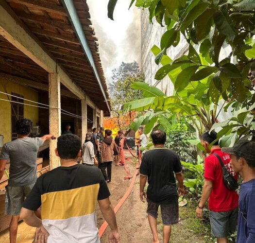 Tim Gabungan Sigap Padamkan Kebakaran di Mangun Jaya