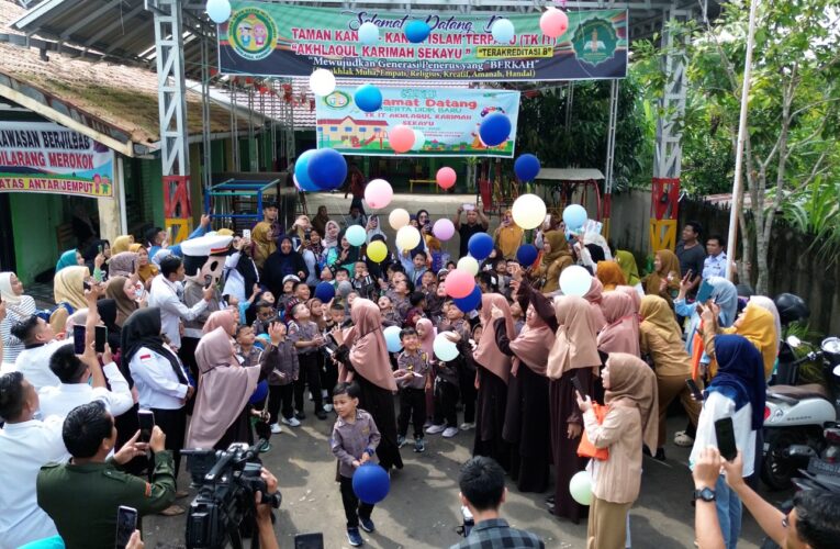Tradisi TK IT Akhlaqul Karimah Sekayu di hari Pertama Masuk Sekolah