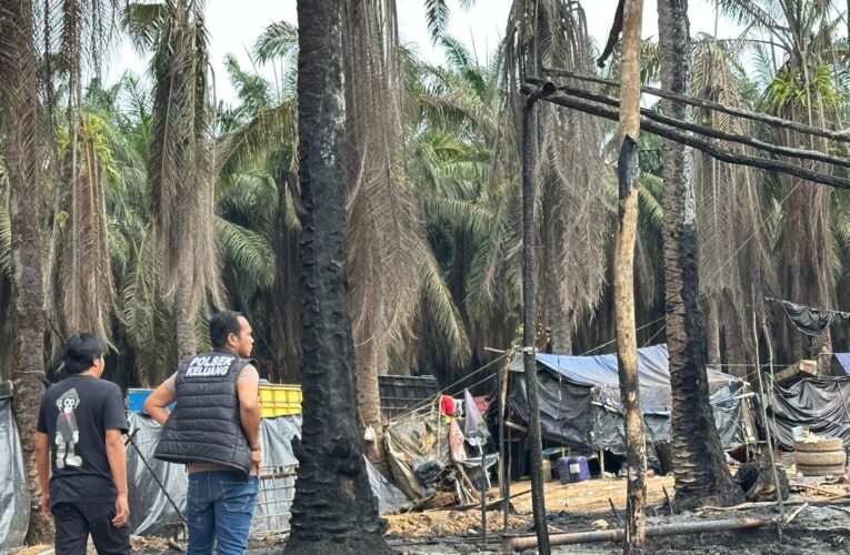 Kebakaran sumur minyak ilegal di lahan kebun kelapa sawit milik PT Hindoli