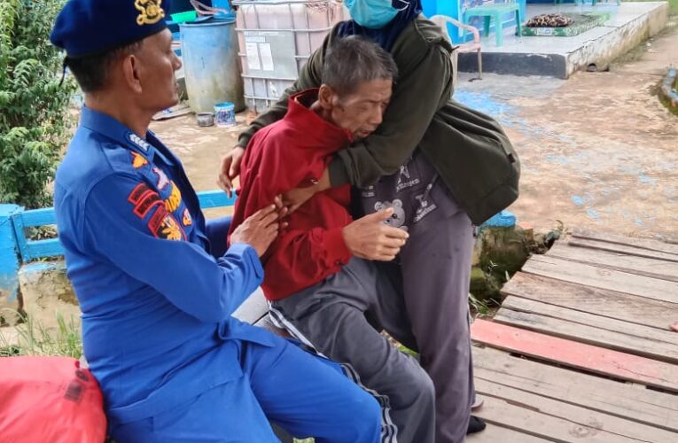 Terharu Polisi Ini Gendong Masyarakat Sakit