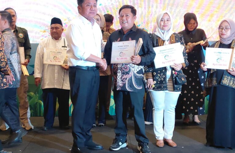 Diserahkan Herman Deru, Desa Wisata Mekar Jadi Kecamatan Sungai Lilin Sabet Dua Penghargaan di Anugerah Desa Wisata Sumsel 2025