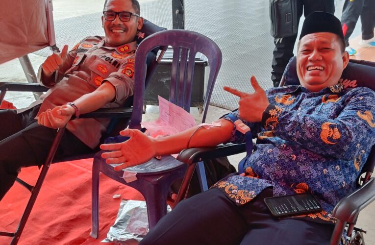 Apel Gabungan HUT KORPRI ke-54 dan HUT PGRI ke-80: Kapolres Muba Tunjukkan Kepedulian dengan Donor Darah