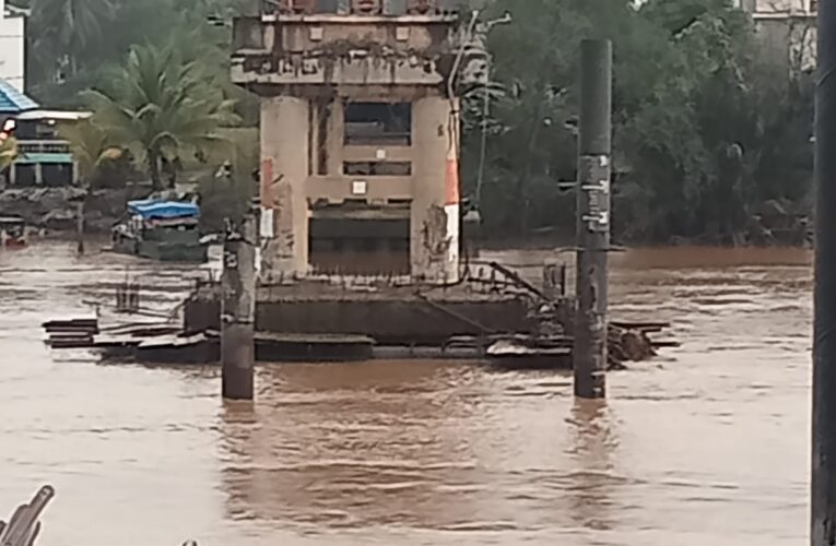 Jembatan Lalan Kembali Ditabrak Tongkang Batubara: 2 Tiang Roboh, 1 Patah, Masyarakat Geram