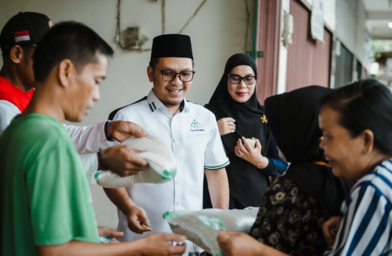 Ramadhan Berbagi, Asisten I Setda Muba Ardiansyah ‘Iyank’ dan Istri Salurkan 300 Paket Sembako dari Laba Usaha