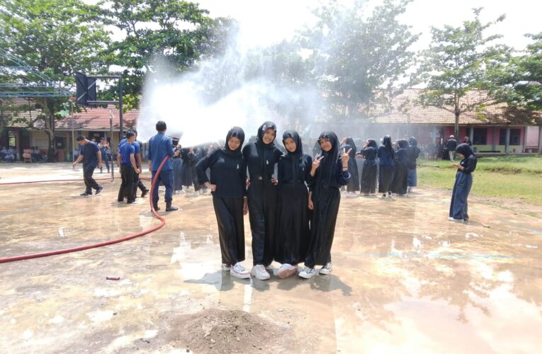 Meriah dan Edukatif! SMA Negeri 1 Sungai Keruh Rayakan Perpisahan Siswa dengan Tradisi “Water Party” Damkar