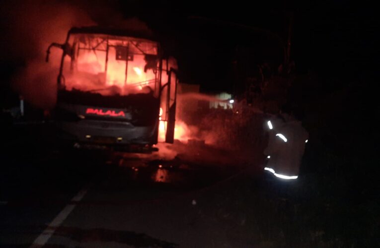 Bus Hangus Terbakar di Simpang Bayat Bayung Lencir, Petugas Damkar Pastikan Area Aman