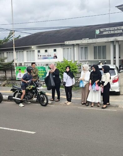 Aksi Spontan Berbuah Berkah: Kekompakan Tim Disnakertrans Muba & DWP Berbagi Takjil di Jalanan