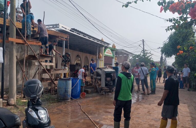 Puluhan Warga Griya Bumi Lestari Gotong Royong Cor Dak WC Masjid Baiturrahman
