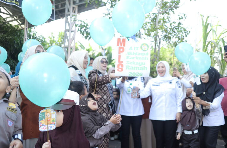 Penuh Keceriaan, Bunda PAUD Muba Hj Patimah Toha Tinjau MPLS di TK IT Akhlaqul Karimah Sekayu