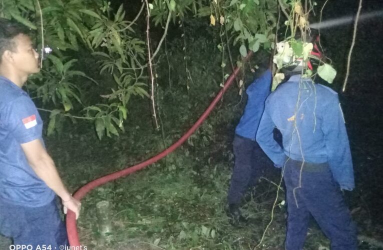 Lahan Dekat Pemukiman Warga di Serasan Jaya Terbakar, Petugas Damkar Muba Cepat Tanggap Padamkan Api