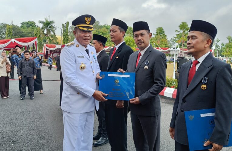 Bupati Muba Sematkan Satyalancana Karya Satya 20 Tahun kepada Achmad Kartiko Buwono