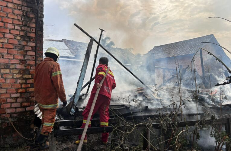 Kebakaran Hanguskan Rumah dan Kontrakan di Bayung Lencir Muba, Api Berhasil Dipadamkan