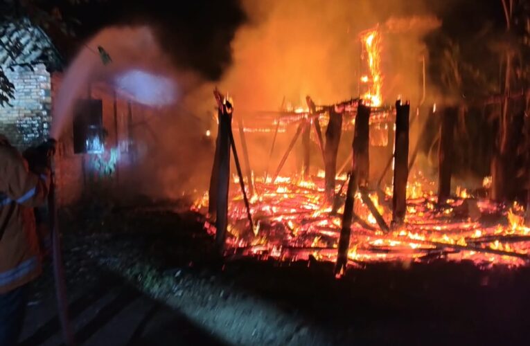 Satu Rumah Warga di Desa Penggage Sanga Desa Terbakar, Petugas Damkar Cepat Tanggap Padamkan Api