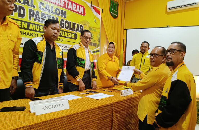 Afitni Junaidi Gumay Jadi Pendaftar Pertama, Ambil Formulir Bakal Calon Ketua DPD Golkar Muba