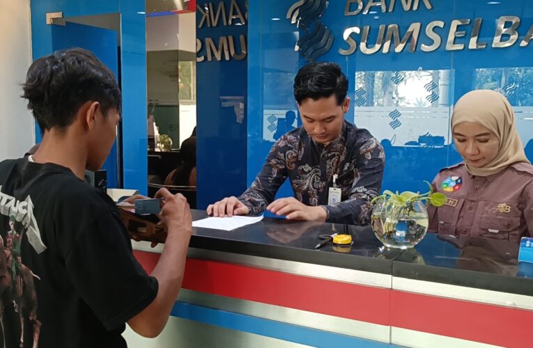 Mirip Antrean THR Lebaran, Ribuan Penerima PKM Padati Bank Sumsel Babel Sekayu hingga Pegawai Lembur